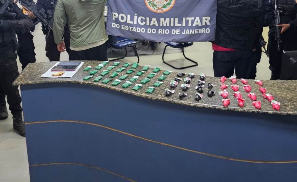 Trio é flagrado vendendo drogas pela PM em Angra dos Reis