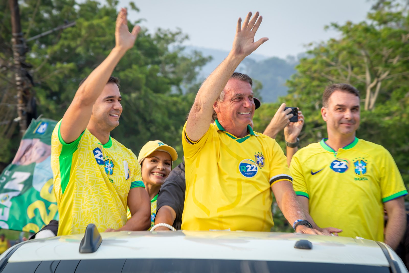 Com Flávio Bolsonaro, Renato Araújo lança candidatura a deputado federal com motocarreata e barqueata em Angra dos Reis