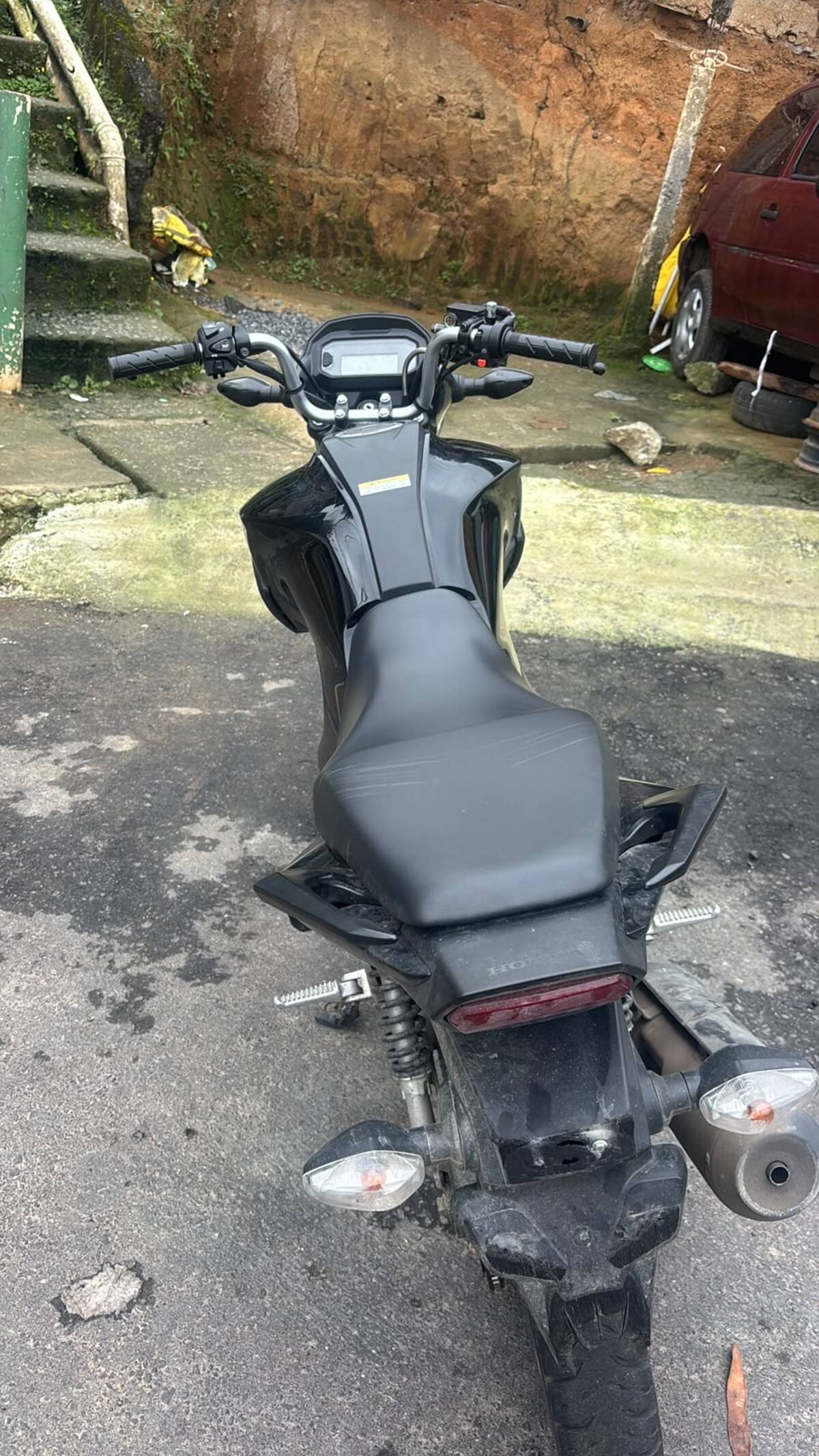 Jovem é preso e adolescente apreendido fazendo "grau" com motos furtadas em Angra dos Reis