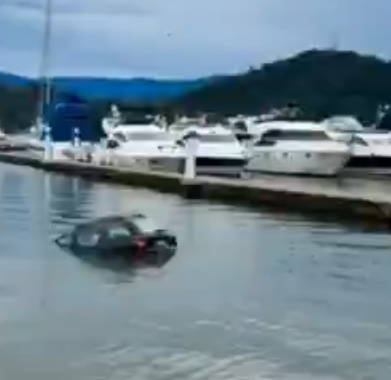 Carro cai no mar na Praia da Ribeira
