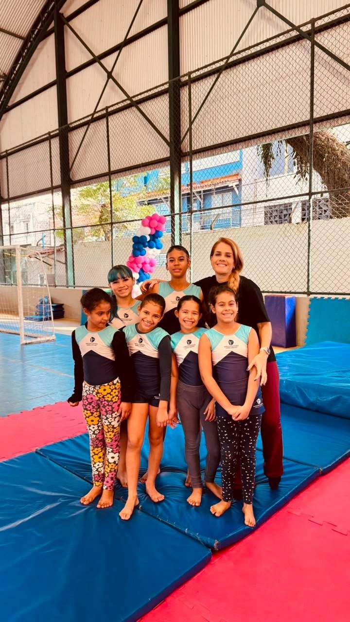A ex-atleta com as alunas de hoje
